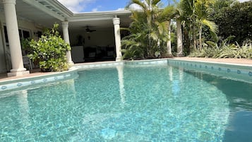 Perhetalo, 2 makuuhuonetta, tupakointi kielletty, yksityinen uima-allas | Ylelliset vuodevaatteet, untuvapeitot, työpöytä