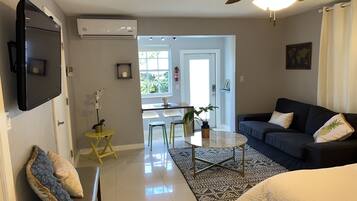 Estúdio conforto, 1 cama King, para não fumantes, cozinha ((No Pool Access)) | Roupas de cama premium, edredons de pluma, escrivaninha