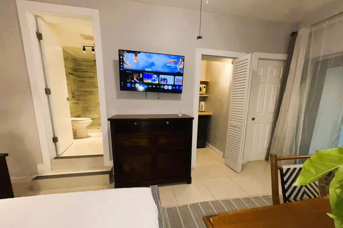 Urban Retreat, Studio 1 Queen Bed, non smoking (no  pool access) | Premium bedding, down comforters, desk, laptop workspace
