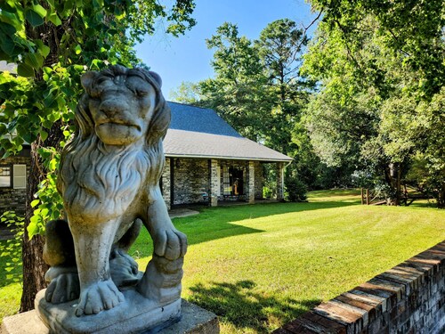 Amazing Queen Suite w/Private Full Bathroom plus we have 3 Add'l rooms available