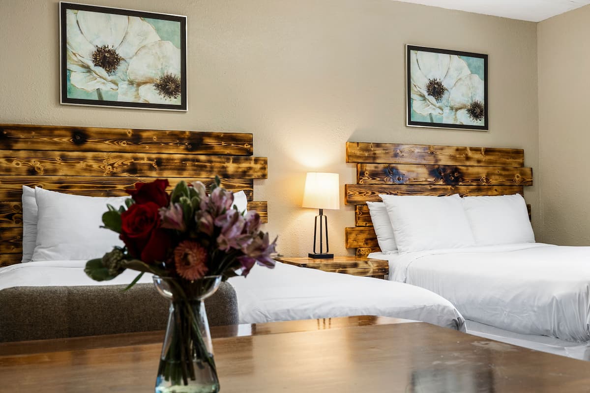 Comfort Studio Suite, 1 Bedroom, Roll-in Shower | Iron/ironing board, free WiFi, bed sheets