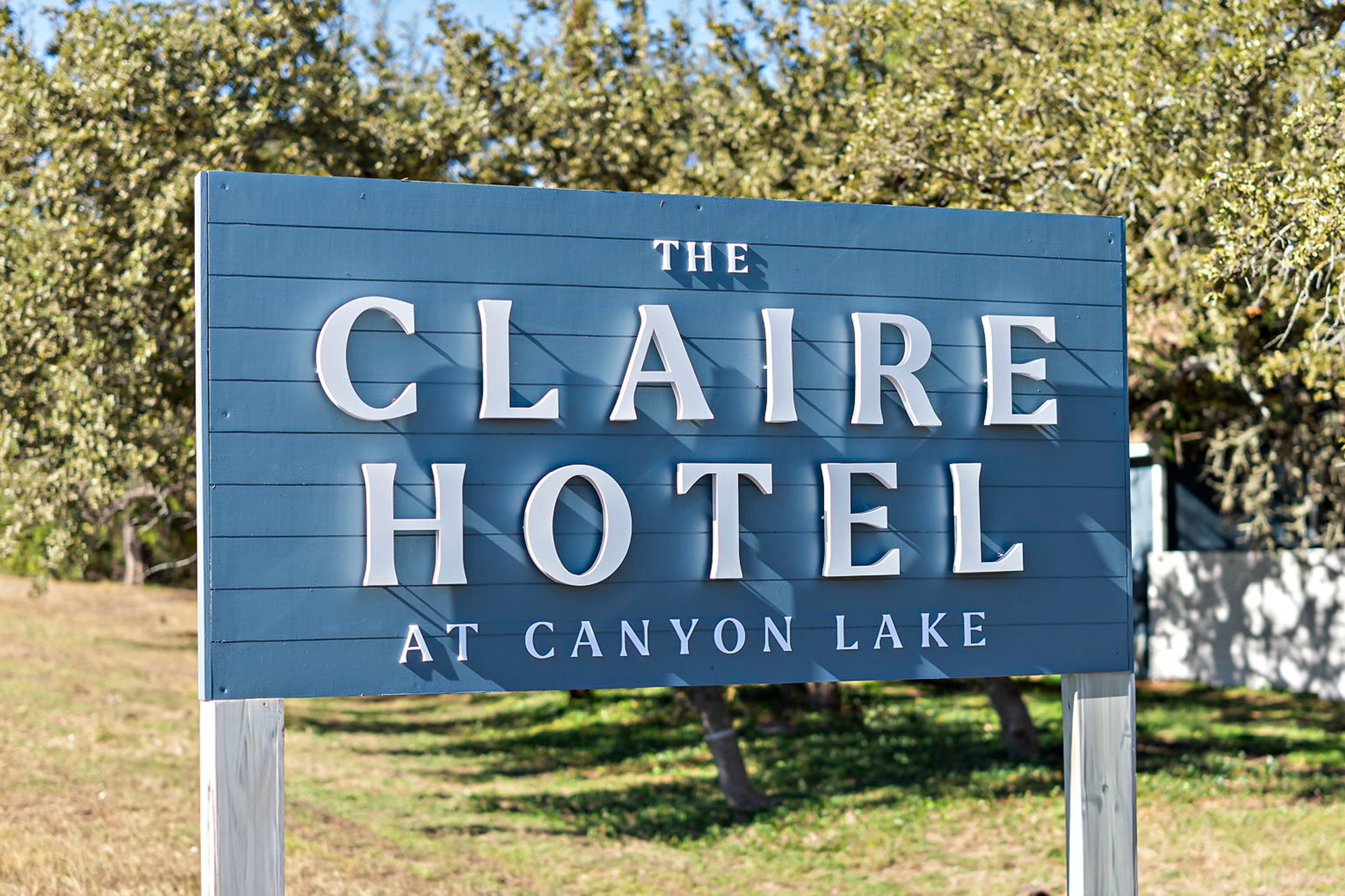 En skylt för hotellet The Claire, som ligger vid Canyon Lake.