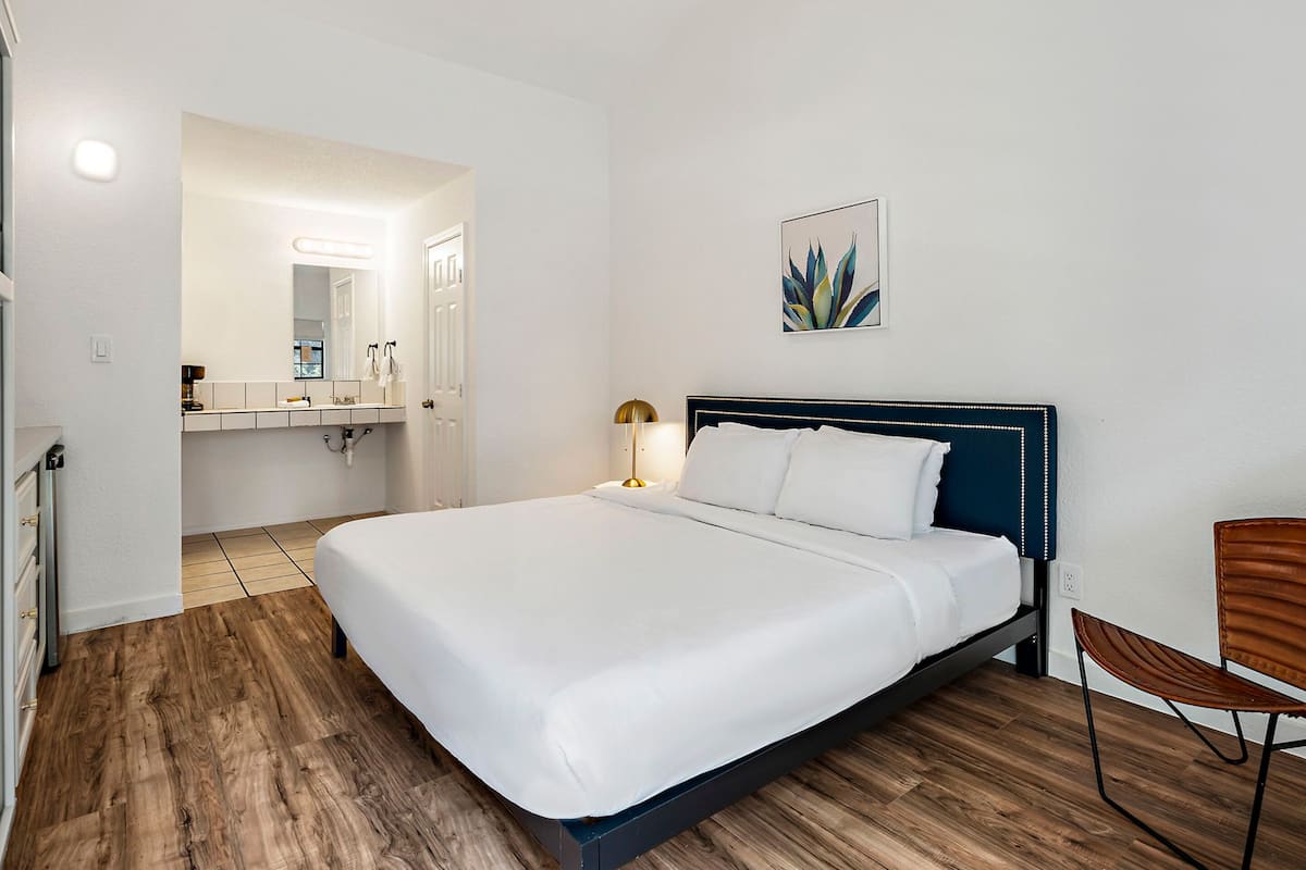 Deluxe Room, 1 Bedroom | Iron/ironing board, free WiFi, bed sheets