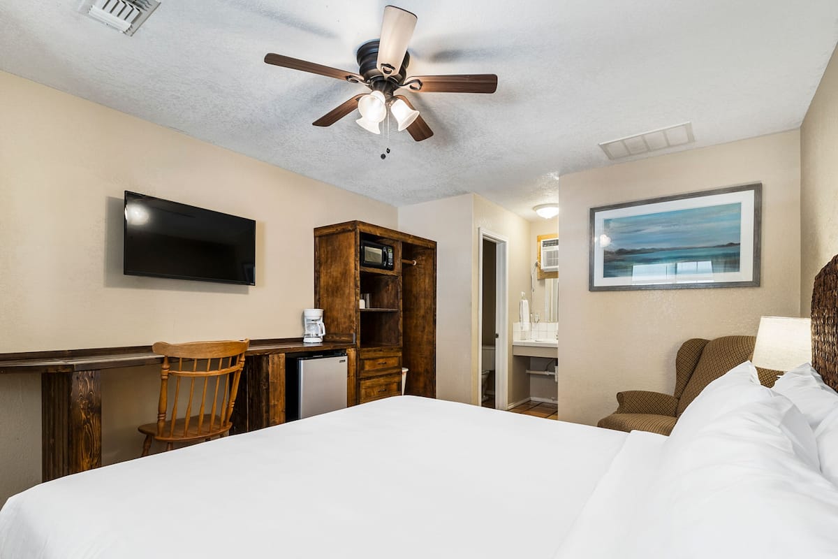 Standard Room | Iron/ironing board, free WiFi, bed sheets