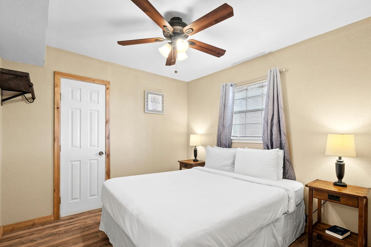 Premium Suite | Iron/ironing board, free WiFi, bed sheets