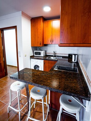 Køleskab, mikrobølgeovn, kogeplade, kaffe-/temaskine