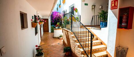 المنطقة المحيطة بالمنشأة