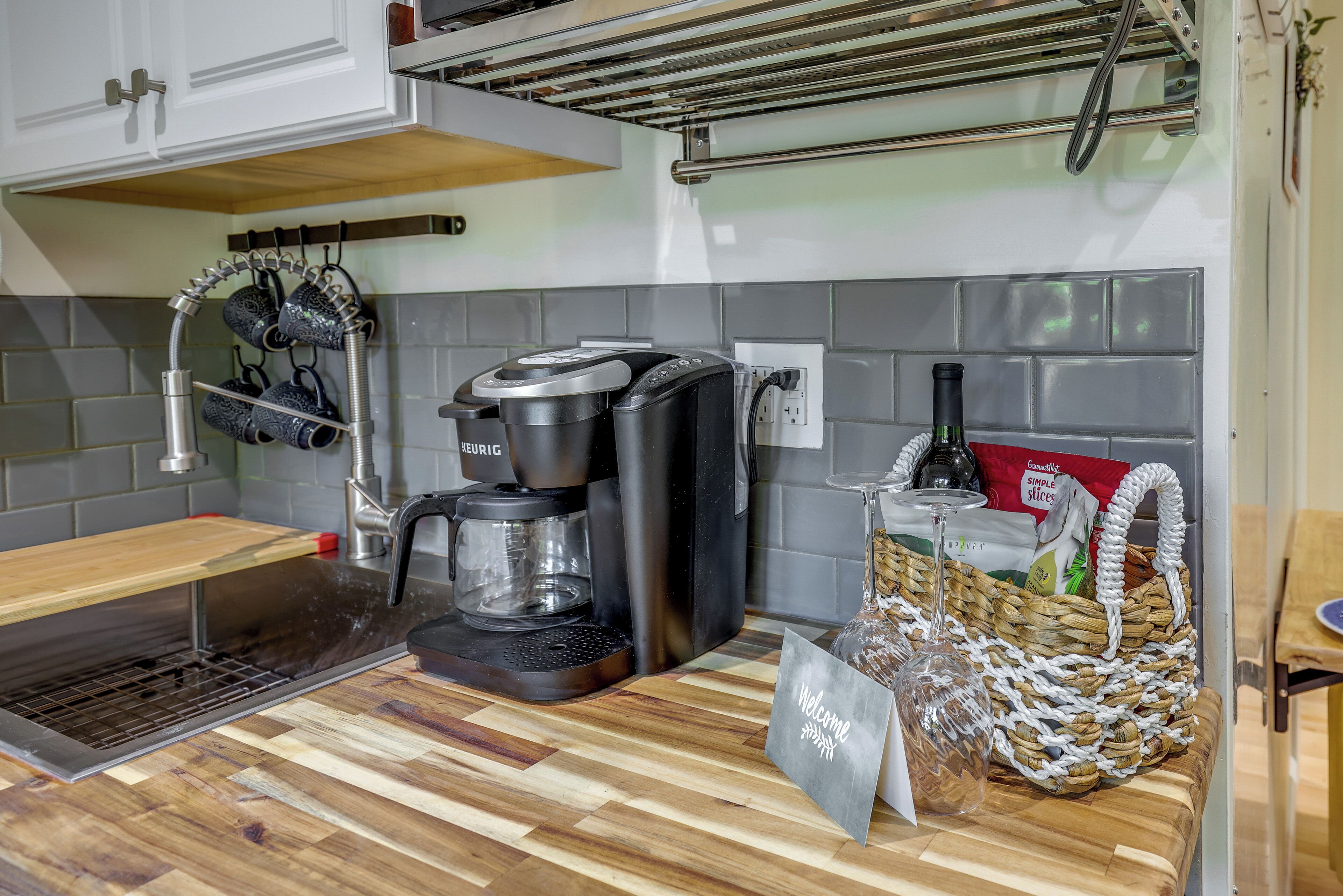 Cafetière/bouilloire, réfrigérateur, micro-ondes, grille-pain