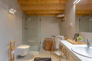 Douche, sèche-cheveux, bidet, serviettes fournies