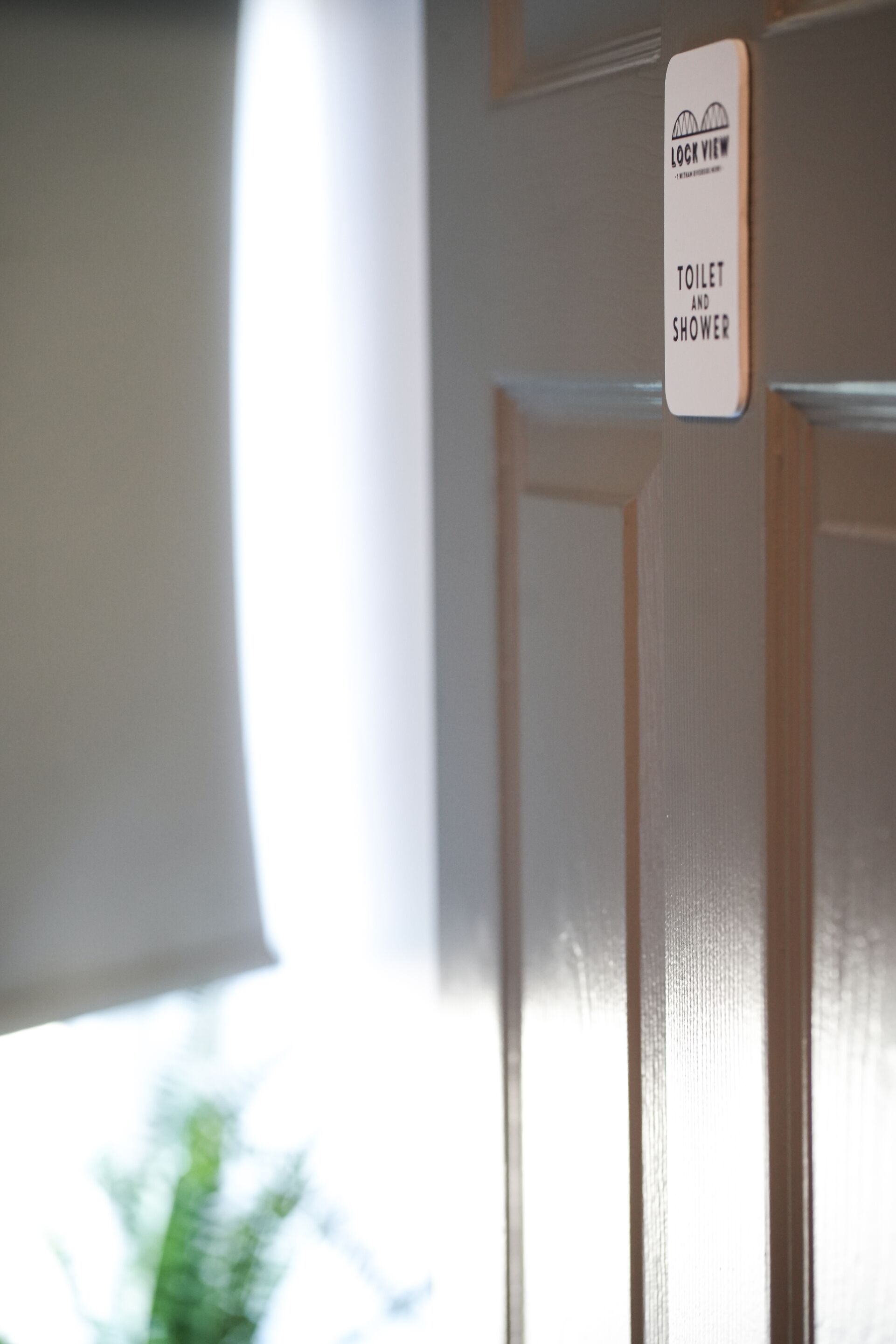 A door with a sign indicating a toilet and shower facility.
