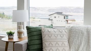 Una Smart TV, una chimenea, una mesa de tenis de mesa