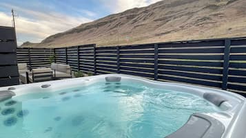 Bañera de hidromasaje al aire libre