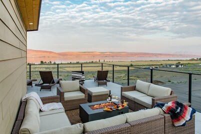 Wild Horse - hot tub, fire pits, game room, EV charger, 15 min to the Gorge