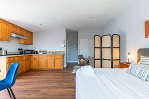 1 bedroom, desk, iron/ironing board, WiFi