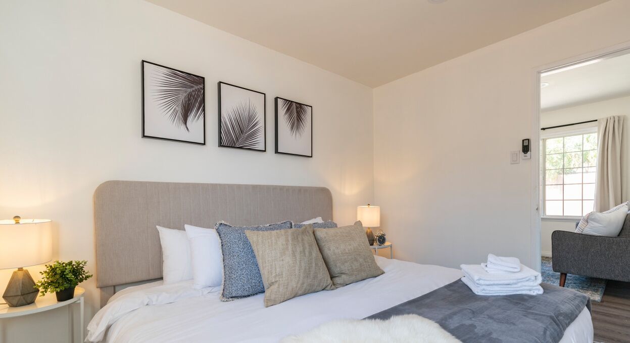 Pet-Friendly Oasis near LA's Heart: Newly Remodeled, with King Bed, Gated Parking, and Lightning-Fast Internet - Pure Luxury!