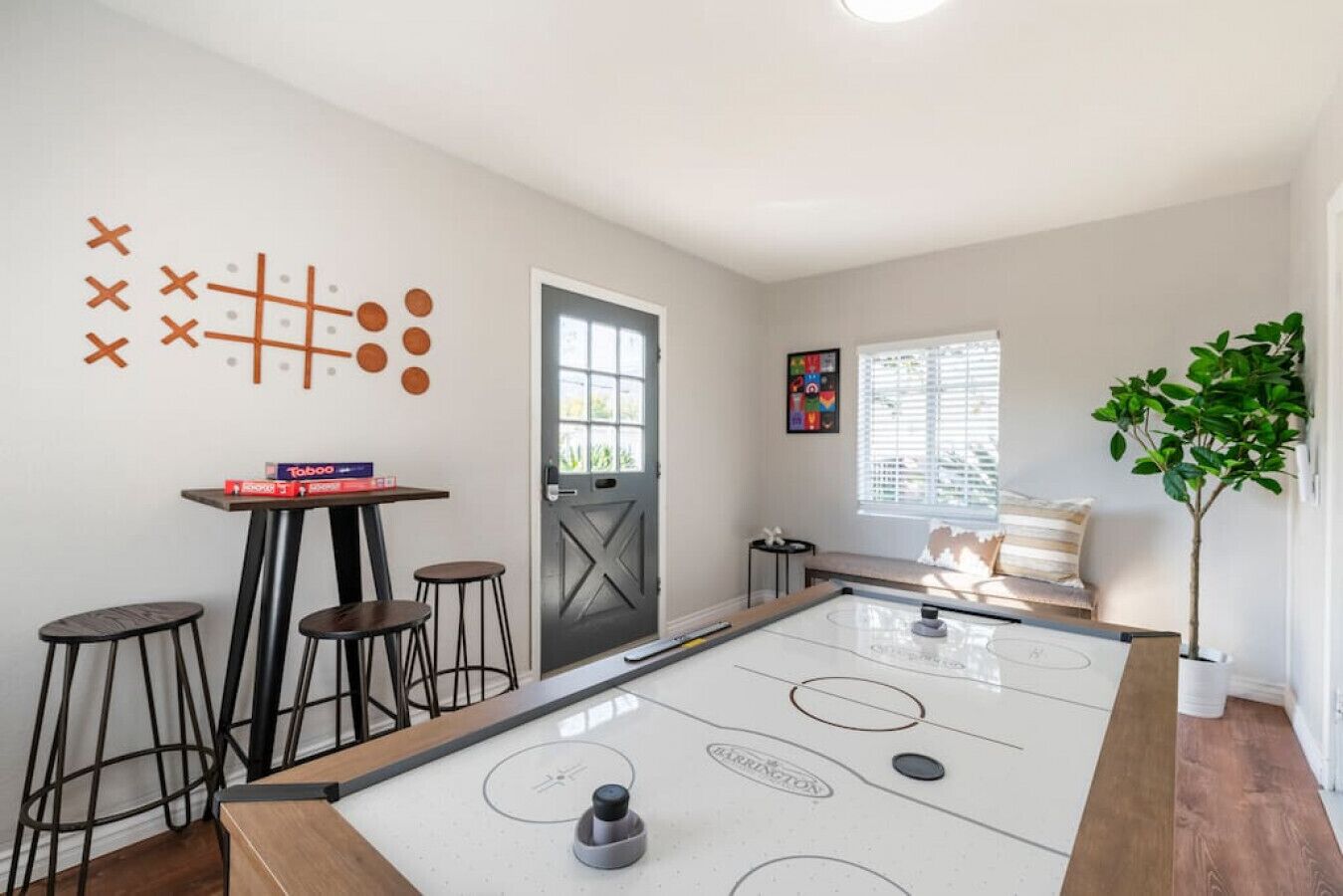 Green Oasis Retreat: 3 Bedrooms, Game Room with Air Hockey, Backyard Paradise with Cornhole, Gazebo, BBQ, and Eclectic Patio Delights