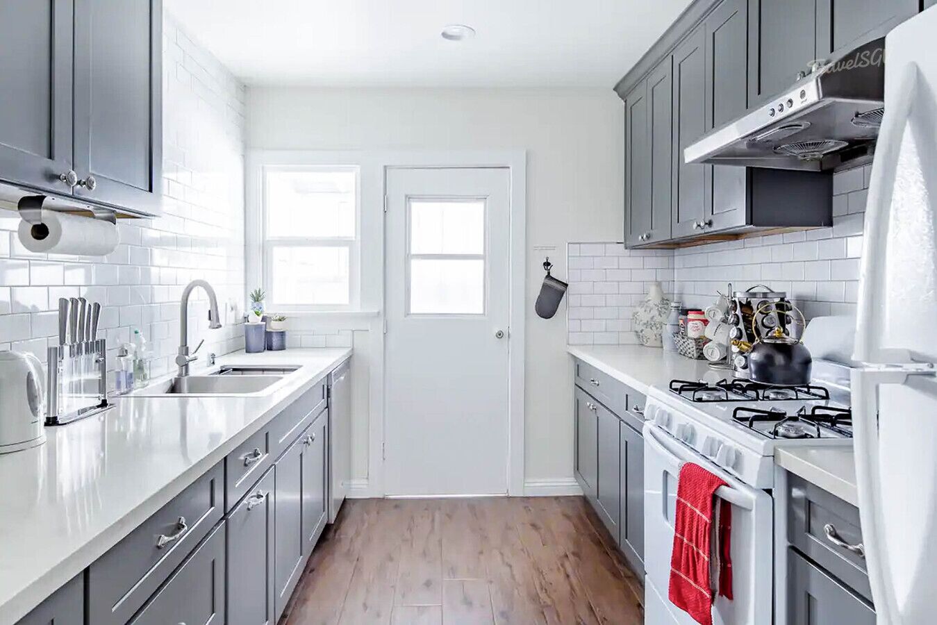 Een koelkast, een microgolfoven, een oven, een kookplaat