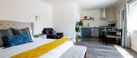 1 bedroom, desk, iron/ironing board, WiFi