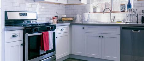 雪櫃、微波爐、焗爐、爐具