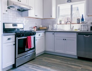 Fridge, microwave, oven, stovetop - Charming 1BR Farmhouse + Near DTLA #TravelSGV (Alhambra)