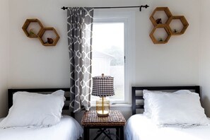 2 soverom, skrivebord, strykejern/-brett og wi-fi (inkludert)