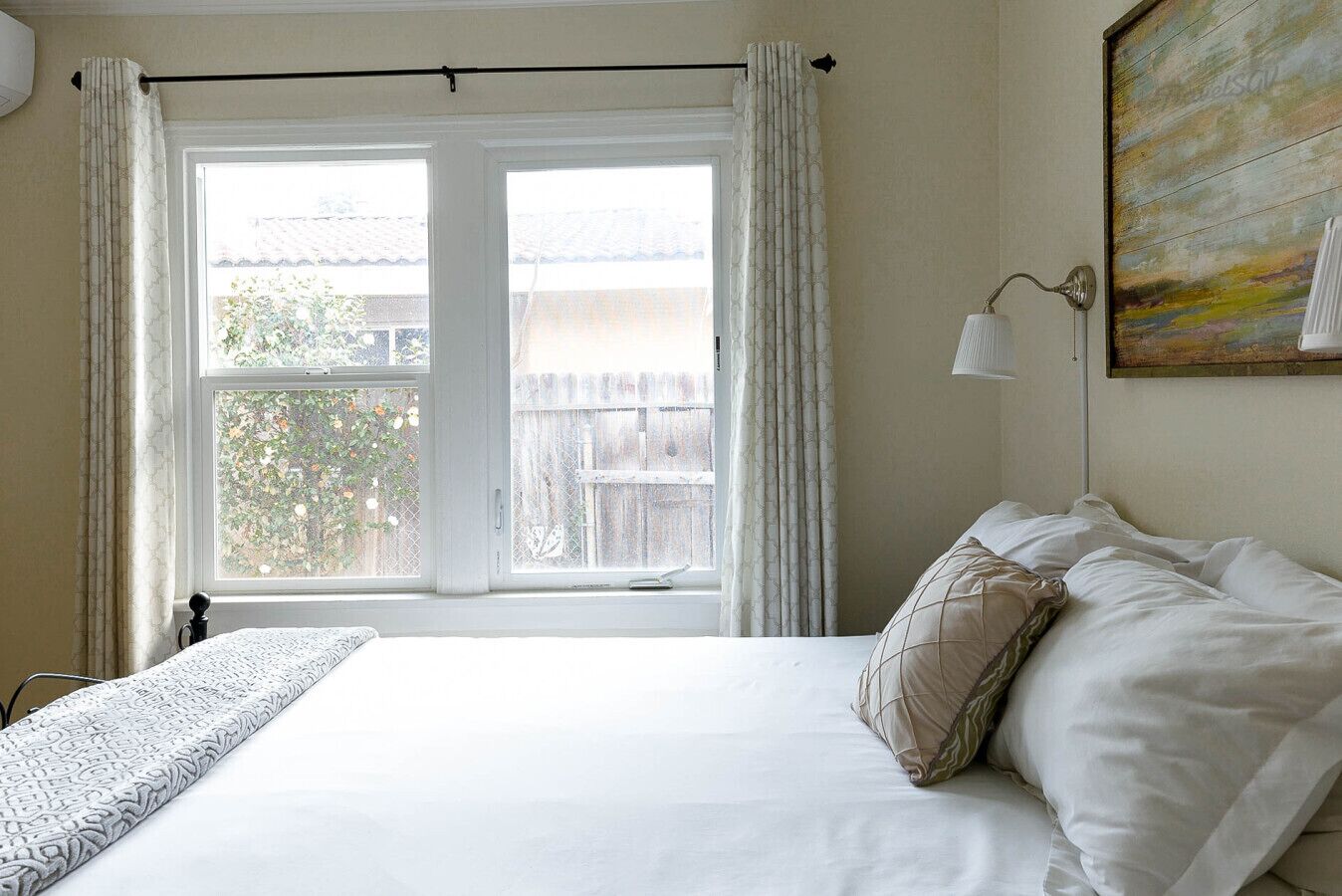 2 soverom, skrivebord, strykejern/-brett og wi-fi (inkludert)