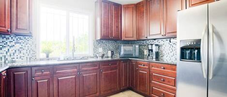 冷蔵庫、電子レンジ、オーブン、コンロ