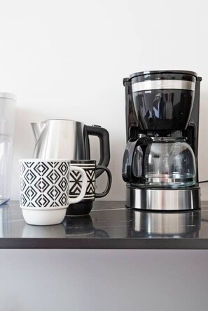 Coffee and/or coffee maker - Cozy Compact Studio: Queen Bed, Fast Internet, Laundry, and a Serene Backyard (Azusa)