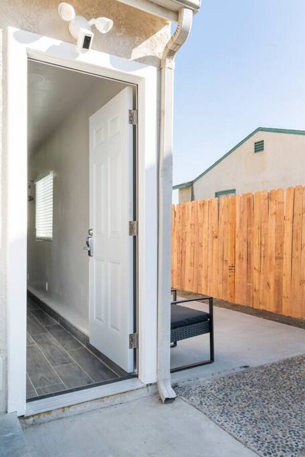 Property grounds - Cozy Compact Studio: Queen Bed, Fast Internet, Laundry, and a Serene Backyard (Azusa)