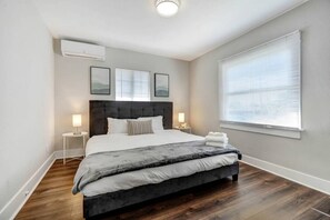 3 bedrooms, desk, iron/ironing board, free WiFi - 3-Bed Retreat with Spa-Like Bath, Well-Equipped Kitchen, Laundry On-Site, and Reserved Parking. (Alhambra)