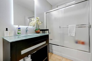 Hair dryer, towels, soap, shampoo - 3-Bed Retreat with Spa-Like Bath, Well-Equipped Kitchen, Laundry On-Site, and Reserved Parking. (Alhambra)