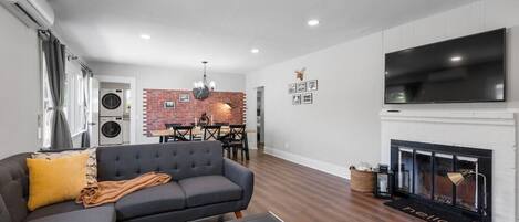 Smart-tv en een open haard