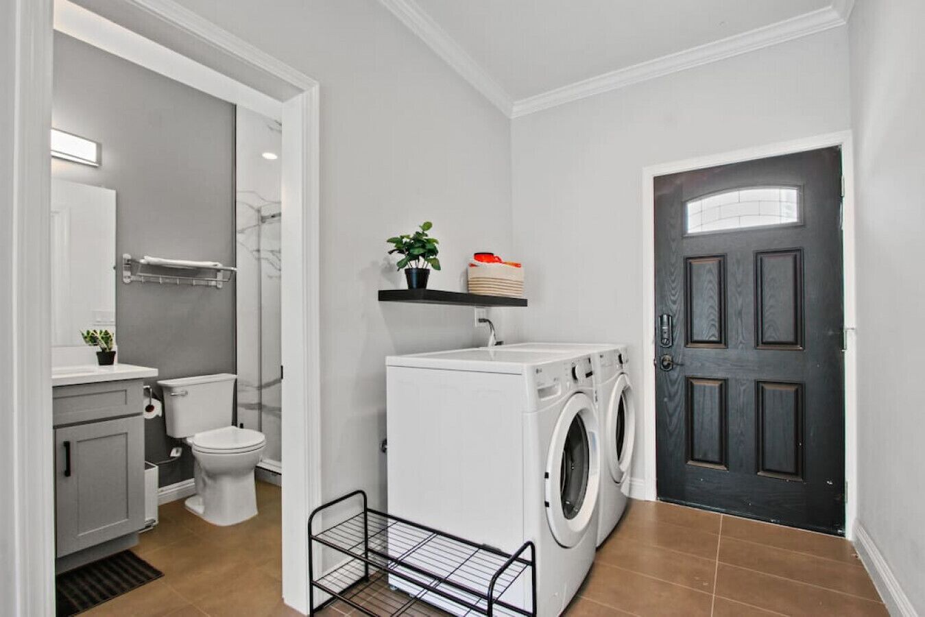 吹风机、毛巾、肥皂、洗发水