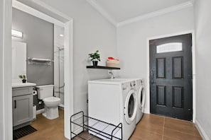 Sèche-cheveux, serviettes fournies, savon, shampoing