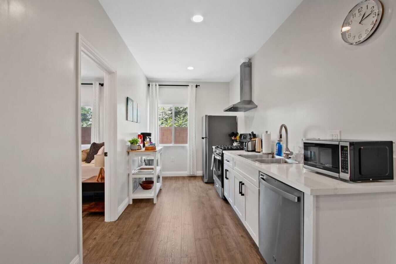 冷蔵庫、電子レンジ、オーブン、コンロ