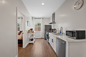 Køleskab, mikrobølgeovn, ovn, kogeplade