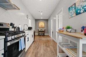 Køleskab, mikrobølgeovn, ovn, kogeplade