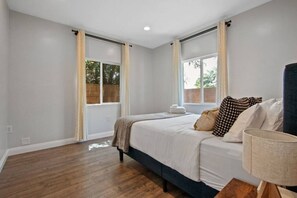 2 slaapkamers, een bureau, een strijkplank/strijkijzer, gratis wifi