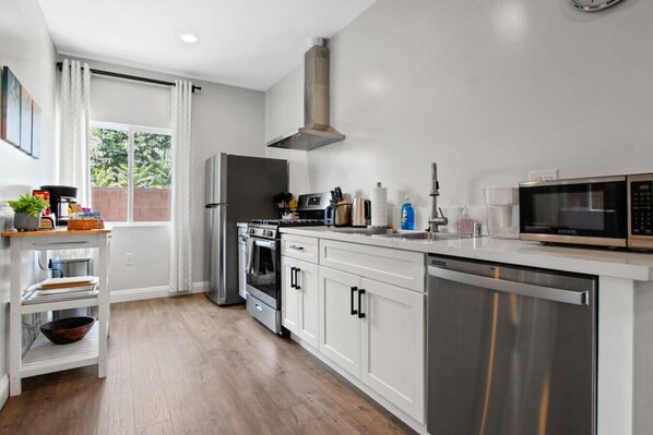 冷蔵庫、電子レンジ、オーブン、コンロ