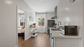 Kühlschrank, Mikrowelle, Ofen, Herdplatte