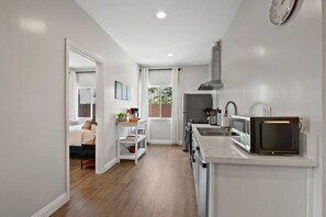 Køleskab, mikrobølgeovn, ovn, kogeplade