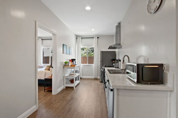 Een koelkast, een microgolfoven, een oven, een kookplaat