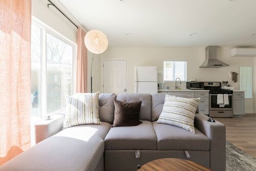 Family-Friendly Ontario Getaway: Open Concept 2-Bedroom Unit with High-Speed Internet Near Ontario Airport.