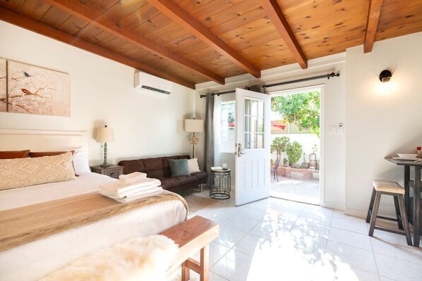 Allergikerbettwaren, Schreibtisch, Bügeleisen/Bügelbrett