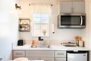 Réfrigérateur, micro-ondes, plaque de cuisson, lave-vaisselle