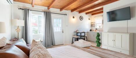 Hypo-allergenic bedding, desk, iron/ironing board, free WiFi