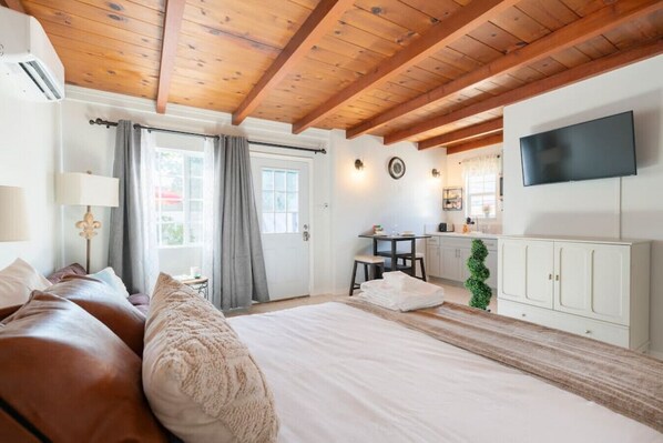 Hypoallergeen beddengoed, een bureau, een strijkplank/strijkijzer