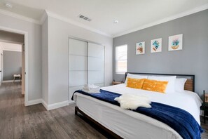 2 slaapkamers, een strijkplank/strijkijzer, gratis wifi, beddengoed