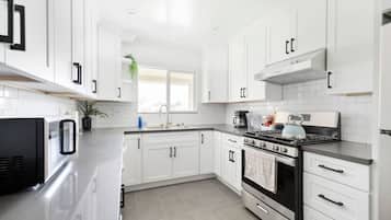 Jääkaappi, mikroaaltouuni, uuni, liesi