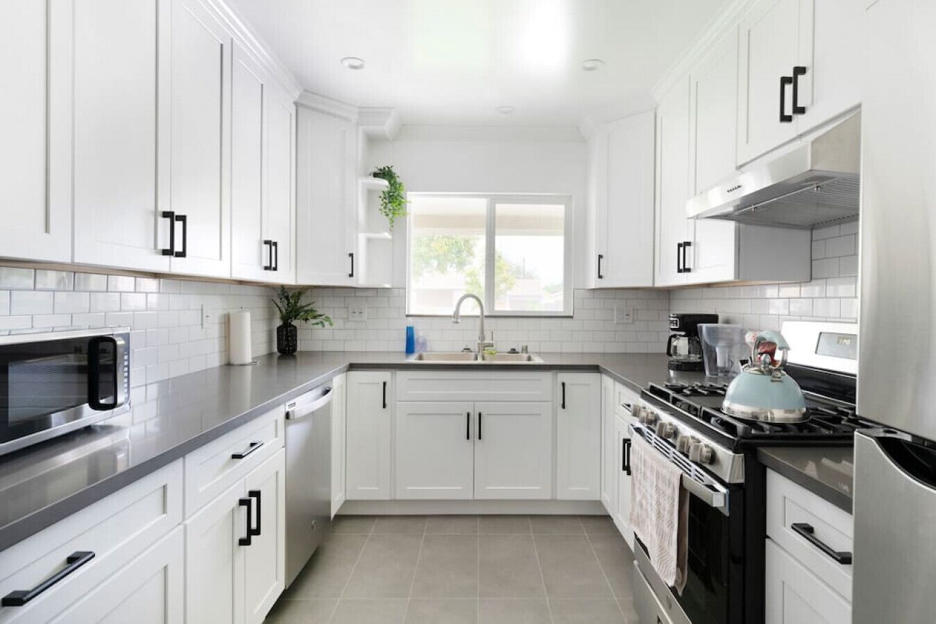 Frigorifero, microonde, forno, piano cottura